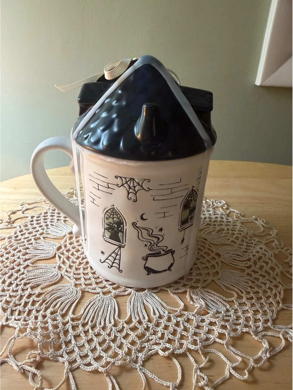 Kwendy Home Ceramic House Shaped Mug with Lid